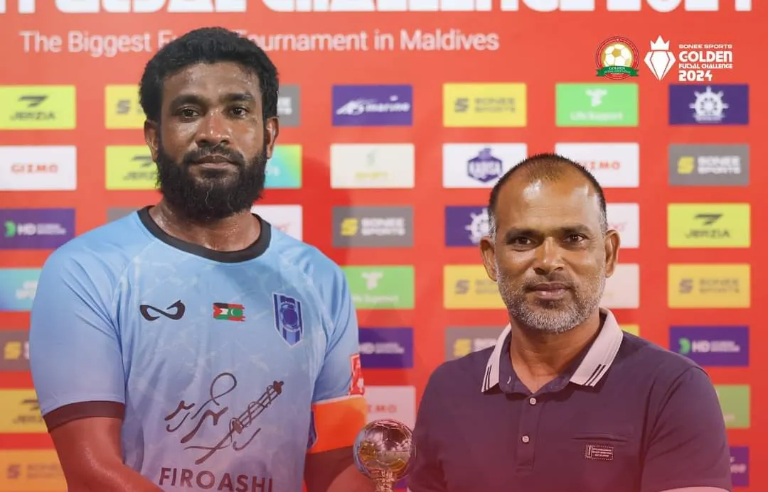 މެޗުގެ މޮޅު ކުޅުންތެރިޔަކަށް ހޮވުނު މީދޫގެ ކެޕްޓަން މުހައްމަދު ފާރިޝް.. ފޮޓޯ: ގޯލްޑަން ފުޓްސަލް އެސޯސިއޭޝަން