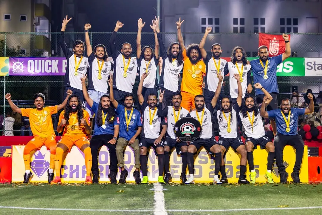 ލ.ގަމުގެ ކުޅުންތެރިން ޗެރިޓީ ޝީލްޑާއެކު އުފާފާޅުކުރަނީ.. ފޮޓޯ: ލ.ގަން
