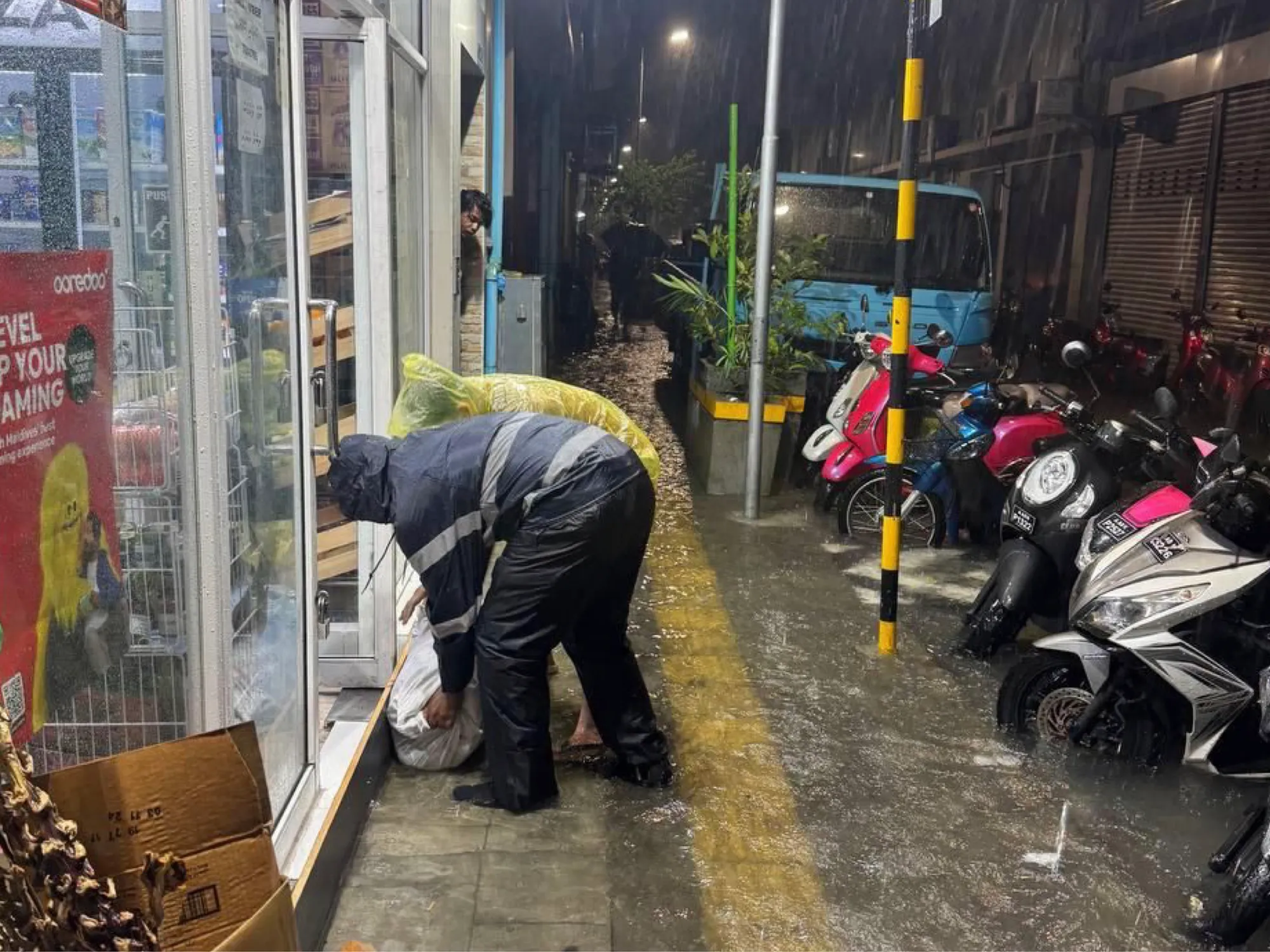 ފެން ވަންނާތީ ފިހާރައެއްގެ ބޭރުގައި ބަސްތާ ޖަހަނީ