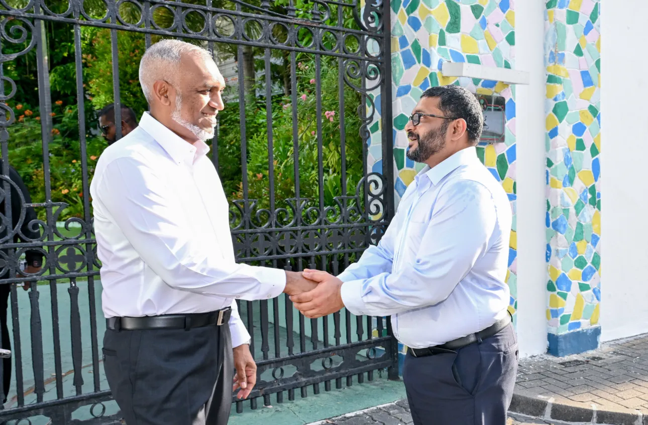މޯލްޑިވްސް ނޭޝަނަލް ޑިފެންސް ފޯސްގެ އަހަރީދުވަހުގެ މުނާސަބަތުގައި ބޭއްވި ޝަރަފުގެ ހިނގާލުމުގައު ވަޒީރު ޣައްސާން އާއި ރައީސް މުޢިއްޒު: ފޮޓޯ/ ރައީސް އޮފީސް