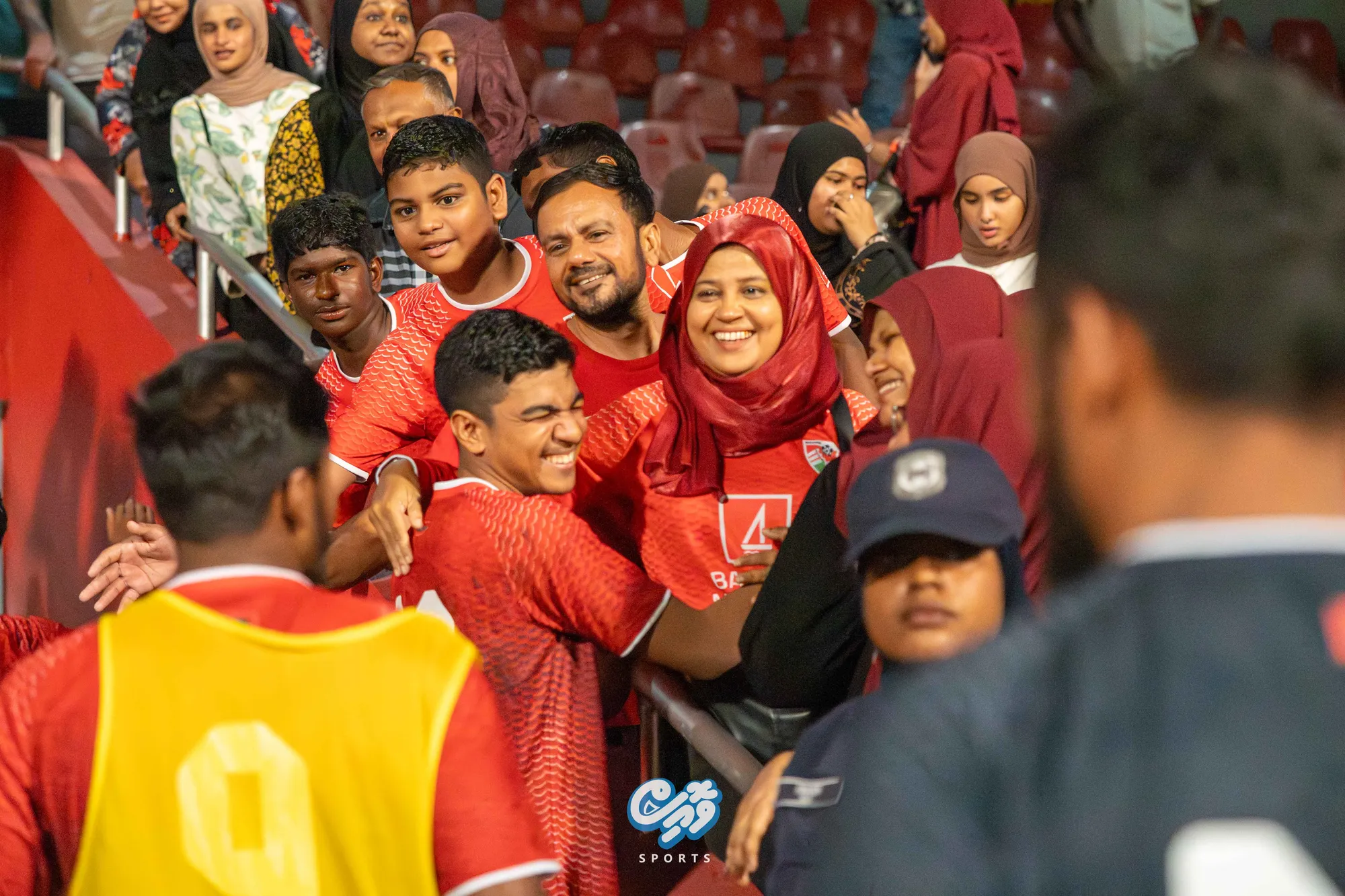 ޤައުމީޓީމްގެ ސަޕޯޓަރުން ކުޅުންތެރިންނާއެކު އުފާފާޅުކުރަނީ..
