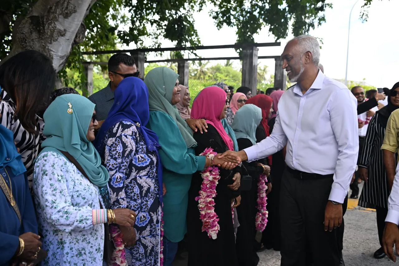 ރައީސް ޑރ.މުއިއްޒު އައްޑޫ އަށް ވަޑައިގެންނެވުމުން އެރަށުގެ ރައްޔިތުން ވަނީ އެމަނިކުފާނަށް ހޫނު މަރުހަބާއެއް ދަންނަވާފަ-- ފޮޓޯ: ރައީސް އޮފީސް