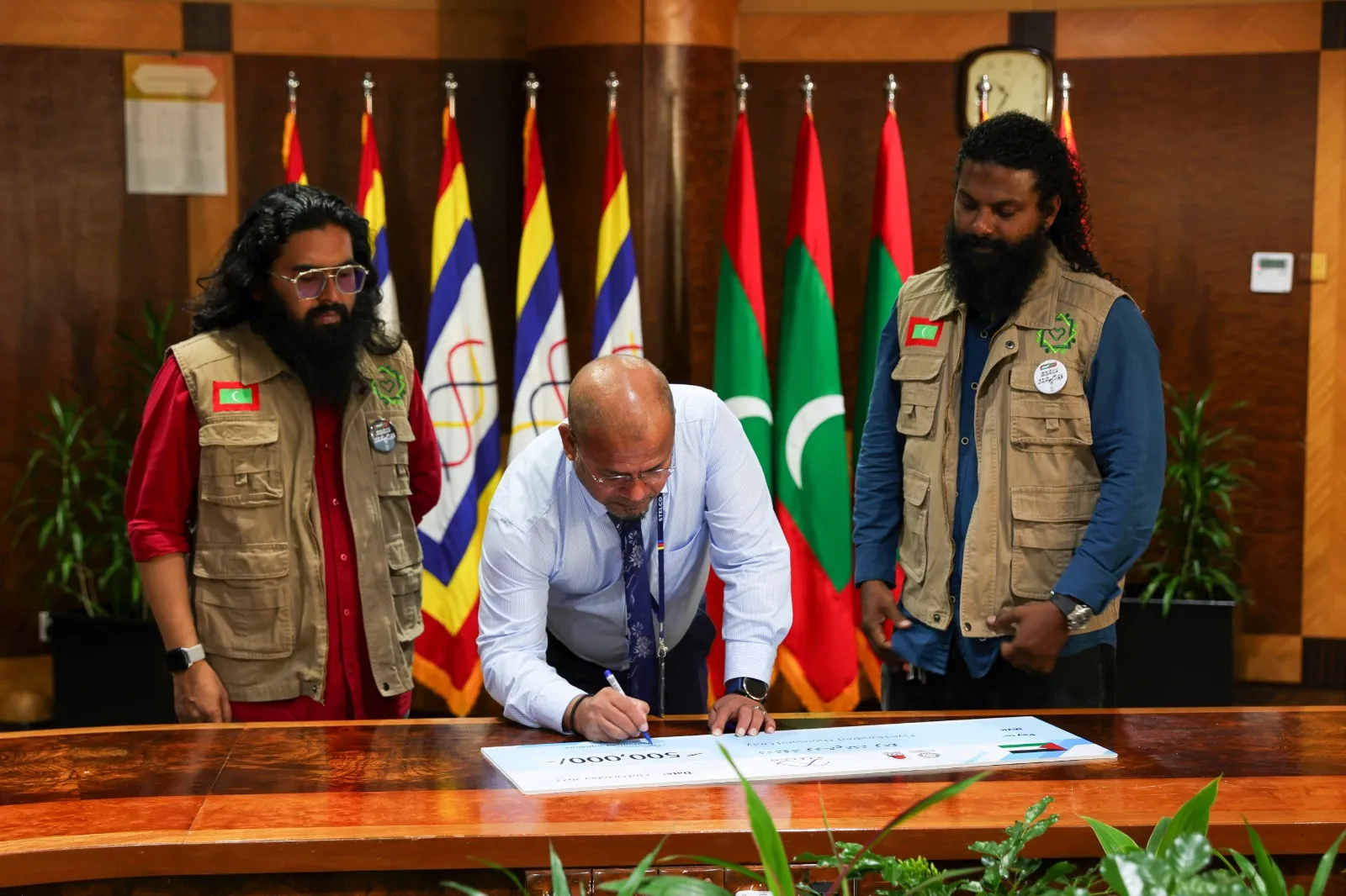 ސްޓެލްކޯ އިން ފަލަސްޠީން ފަންޑަށް ފަސްލައްކަ ރުފިޔާ ހަދިޔާ ކޮށްފި