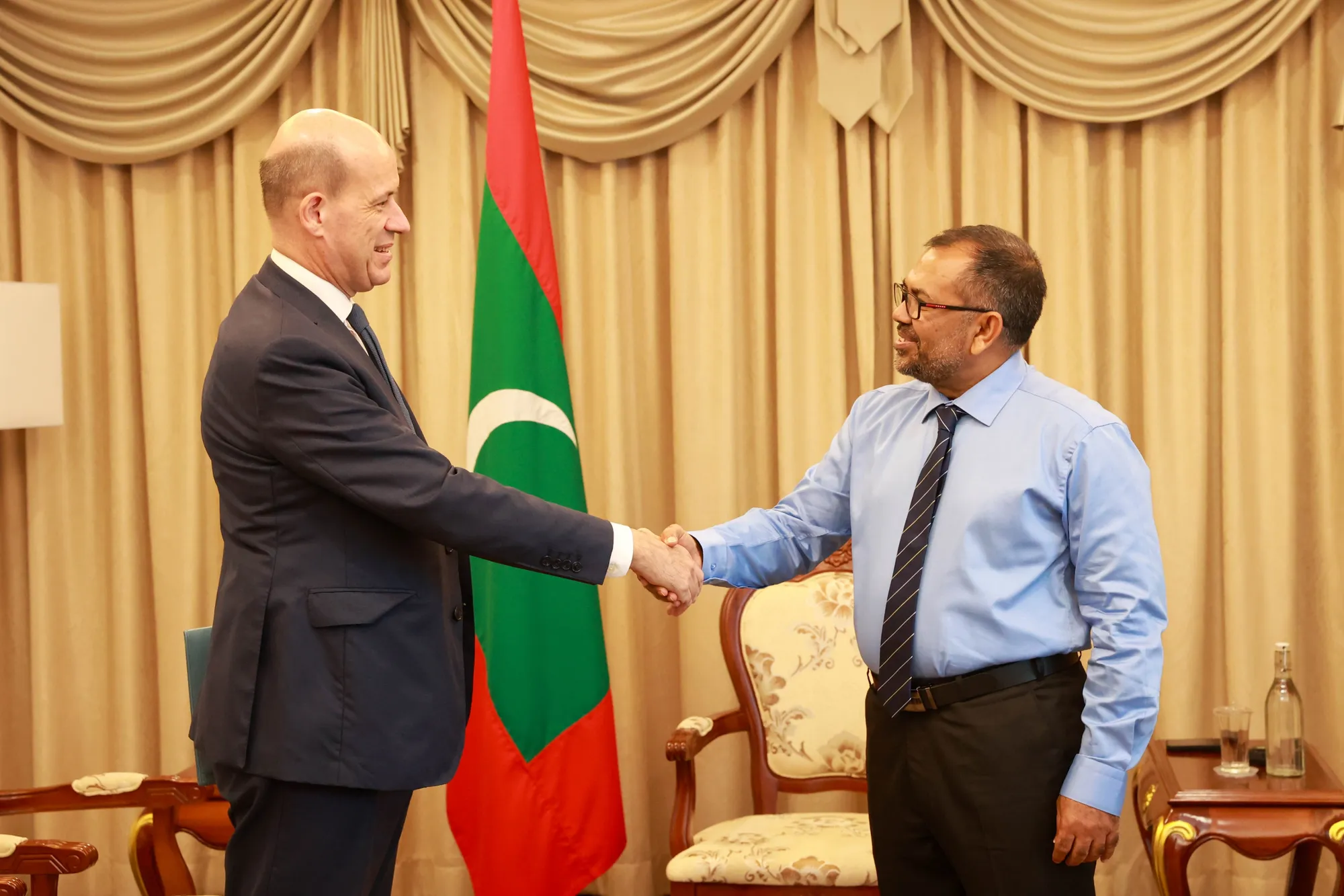 ފޮރިން މިނިސްޓަރު މޫސާ ޒަމީރު ފްރާންސްއިން ރާއްޖެއަށް ކަނޑައަޅުއްވާފައި ހުންނަވާ ސަފީރު ޖީން ފްރާންސޯ ޕެކްޓެޓްއާ ބައްދަލު ކުރެއްވުން-- ފޮޓޯ/ މިނިސްޓްރީ
