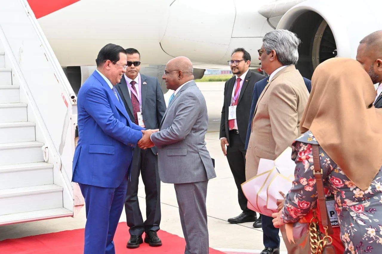 Cambodian Prime Minister Hu Sen was welcome by Foreign Minister Abdulla Shahid. Source: President Office