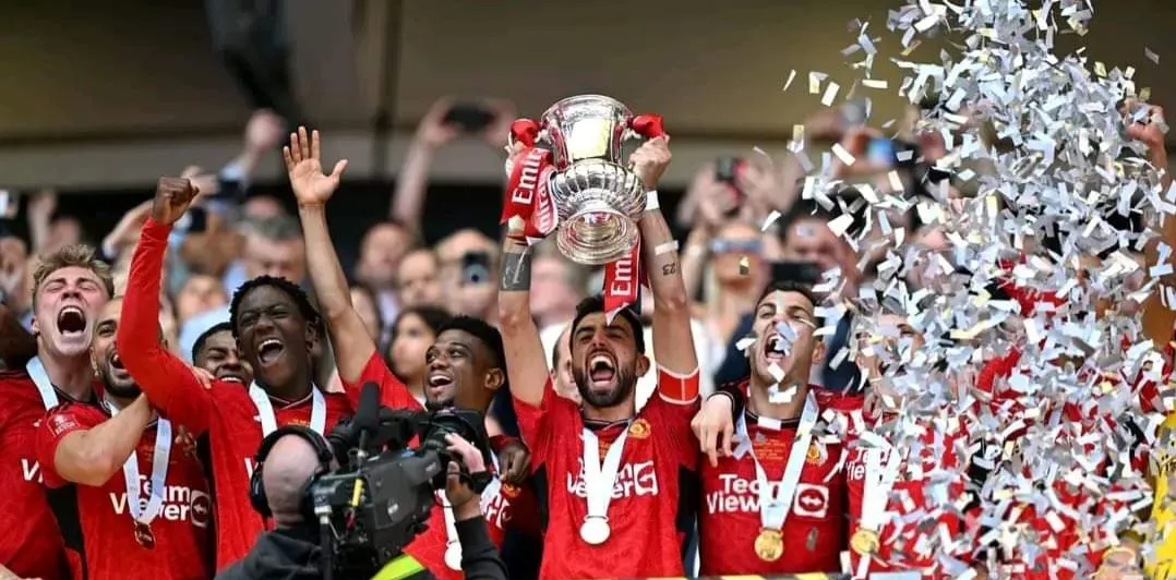 ޔުނައިޓެޑުގެ ކުޅުންތެރިން މުބާރާތުގެ ޓްރޮފީއާއެކު އުފާފާޅުކުރަނީ