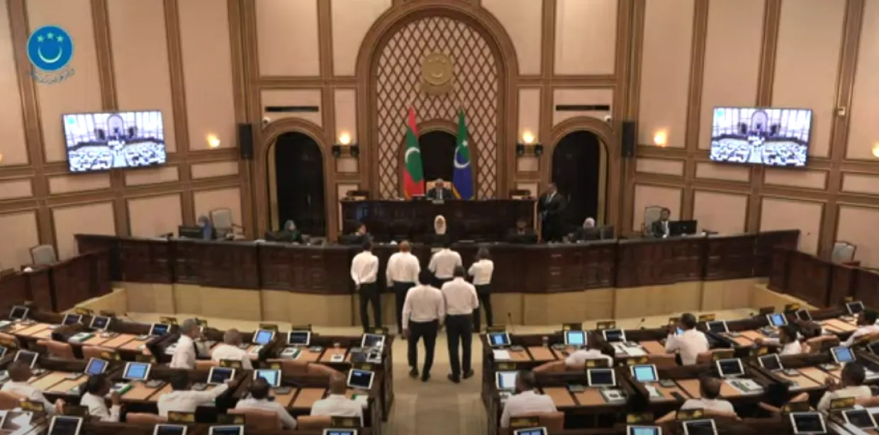 މަޖިލީހުގެ ތަޅުމުގައި އެމްޑީޕީ މެންބަރުން އަޑުގަދަ ކުރަނީ