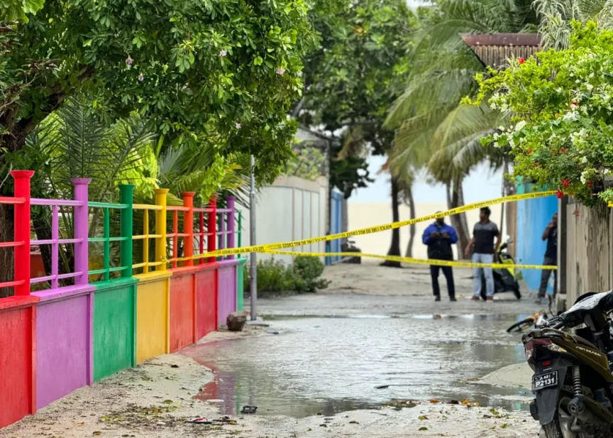 ކުދިން ކަރަންޓުގައި ޖެހުނު ފެންގަނޑު-- ފޮޓޯ: އުނގޫފާރު ޑޮޓްކޮމް