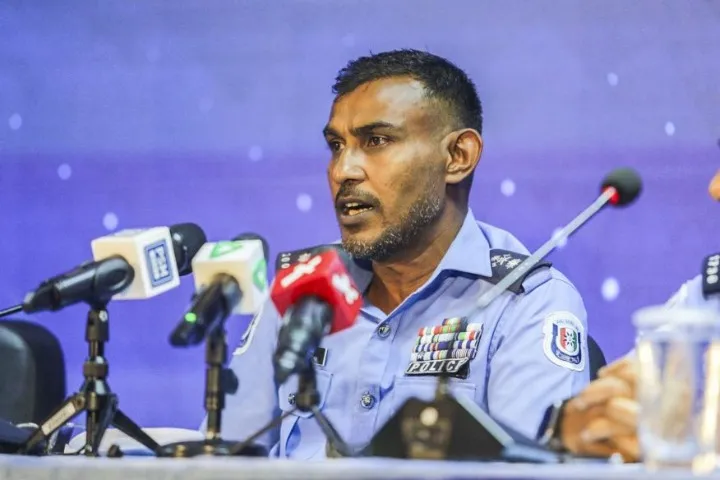 މިއަދު ބޭއްވި ނޫސްވެރިންގެ ބައްދަލުވުމުގައި ޝިފާއު ވާހަކަ ދައްކަވަނީ.—