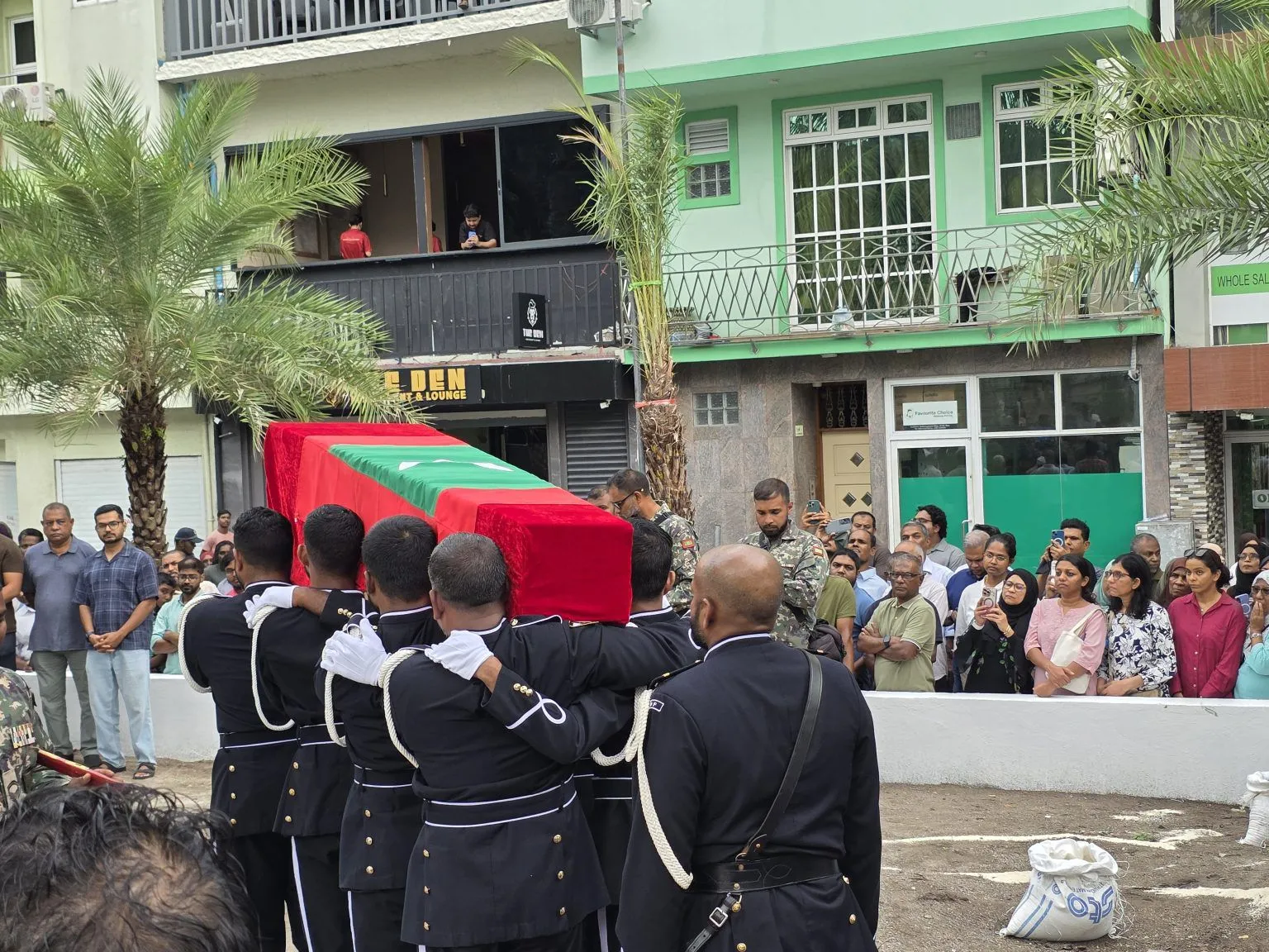 ޞާބިރުގެ ޖަނާޒާ ރަސްމީ އިއްޒަތުގައި ބޭއްވުން -- ފޮޓޯ: ޝަހީބް