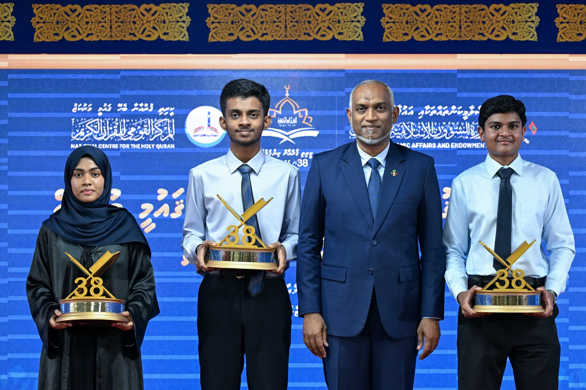 ގައުމީ ޤުރުއާން މުބާރާތުން އެއް ވަނަ ލިބުނު ފަރާތްތަކާއި އެކު ރައީސް ޑރ. މުހައްމަދު މުއިއްޒު -- ފޮޓޯ: ރައީސް އޮފީސް