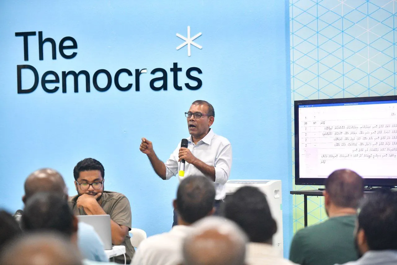 ޑރ މުއިއްޒު ހުވާކުރެއްވުމަށް ހުރަސްއަޅަނީ ރައީސް ޞާލިހު އަންގަވައިގެން: ޑިމޮކްރެޓްސް