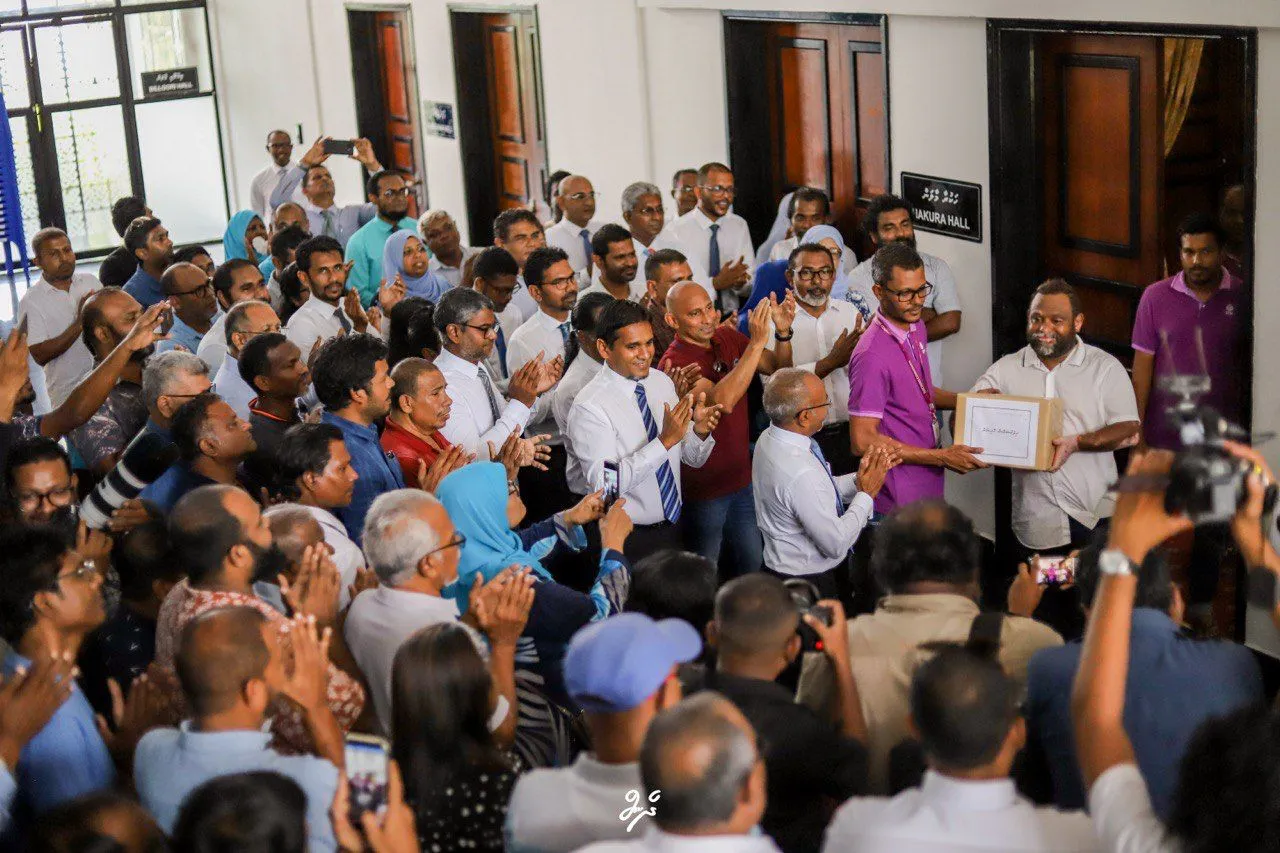 ދަ ޑިމޮކްރެޓްސް އިން މެނިފެސްޓޯ އެކުލަވާލުމުގެ މަސައްކަތް ފަށަނީ