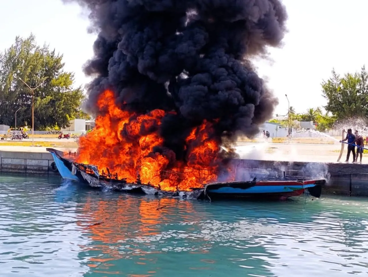 ތެޔޮ ދޯނީގައި އަލިފާން ރޯވެ އަނދަނީ...- ފޮޓޯ/ އެމްއެންޑިއެފް