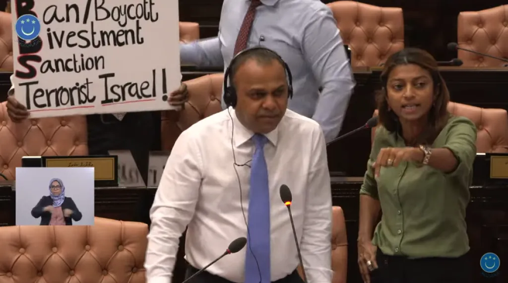 އަޅުގަނޑު މިތާ ހުއްޓައި އެހެން މީހަކަށް ރިޔާސަތު ހަވާލުކުރެވޭނެ ގޮތެއް ވިދާޅުވެދެއްވަވާ: އީވާ