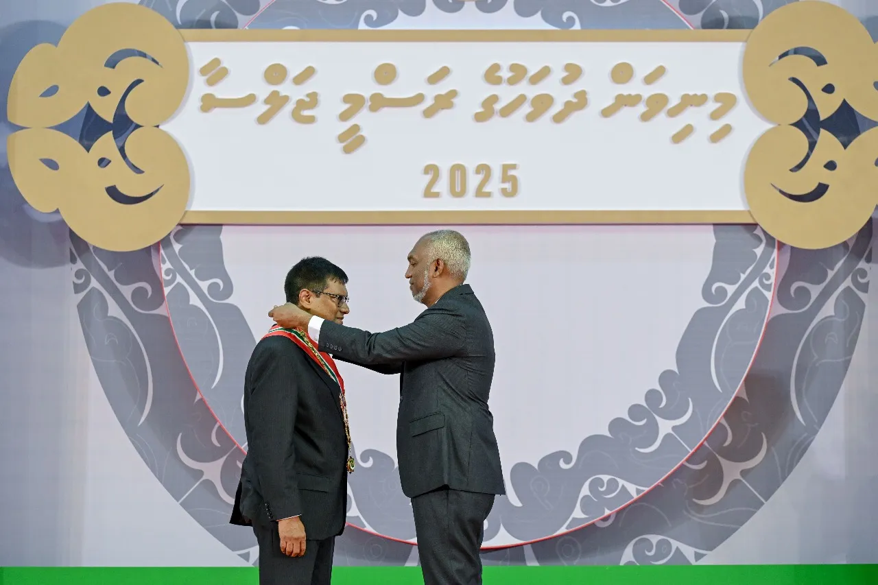 ރިޓަޔަޑް އަލްއުސްތާޛް އަހުމަދު މުއުތަސިމް އަދުނާނަށް ނިޝާން އިއްޒުއްދީނުގެ އިއްޒަތުގެ ވެރިކަމުގެ ލަގަބު އަރުވަނީ... ފޮޓޯ: ރައީސް އޮފީސް
