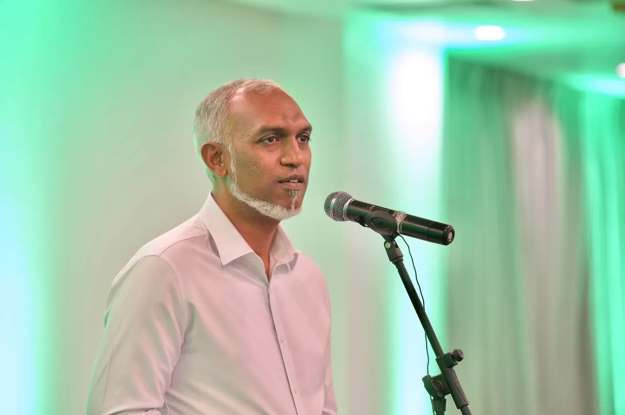 މުއިއްޒު އެދިވަޑައިގެންނެވީ ޕީޕީއެމުން މެންބަރުން ވަކިނުކޮށް، ޕީއެންސީ އަށް މެންބަރުން އިތުރު ކޮށްދޭން