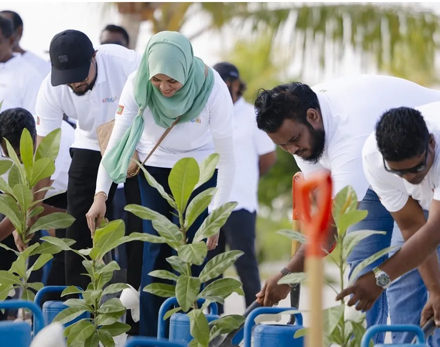 އެޗްޑީސީގެ މުއައްޒަފުން އެއް މިލިއަން ގަސް އިންދުމުގެ ޕްރޮގްރާމުގެ ދަށުން ގަސްއިންދުމުގައި.. ފޮޓޯ: އެޗްޑިސީ