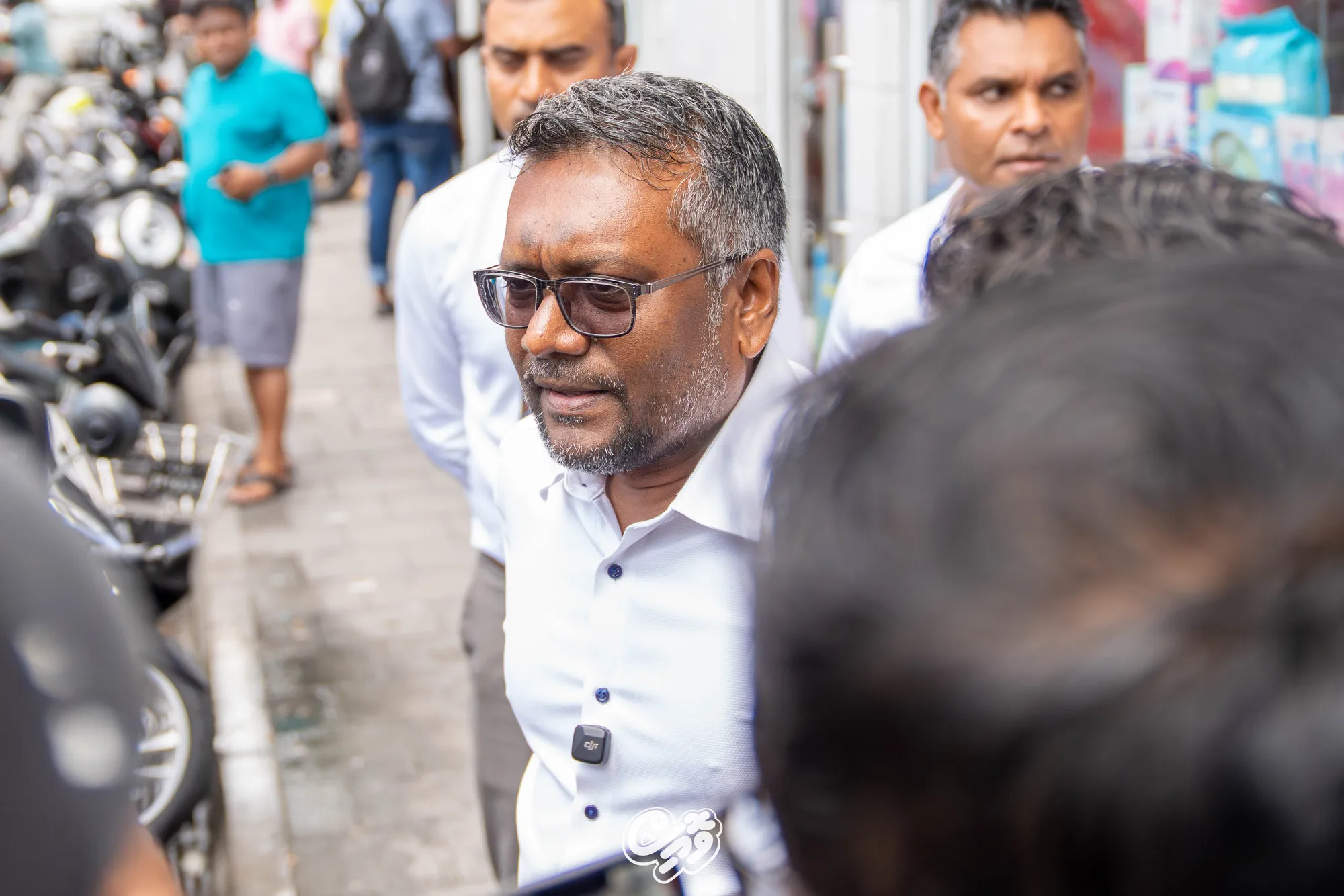 އެމްޑީޕީގެ ޗެއާޕާސަން ފައްޔާޒު އިސްމައީލް އެސީސީން ނުކުމެވަޑައިގެން މީޑިޔާއަށް މައުލޫމާތު ދެއްވަނީ -- ވޮއިސް ފޮޓޯ: އިބްރާހިމް ނިއުމަތުﷲ
