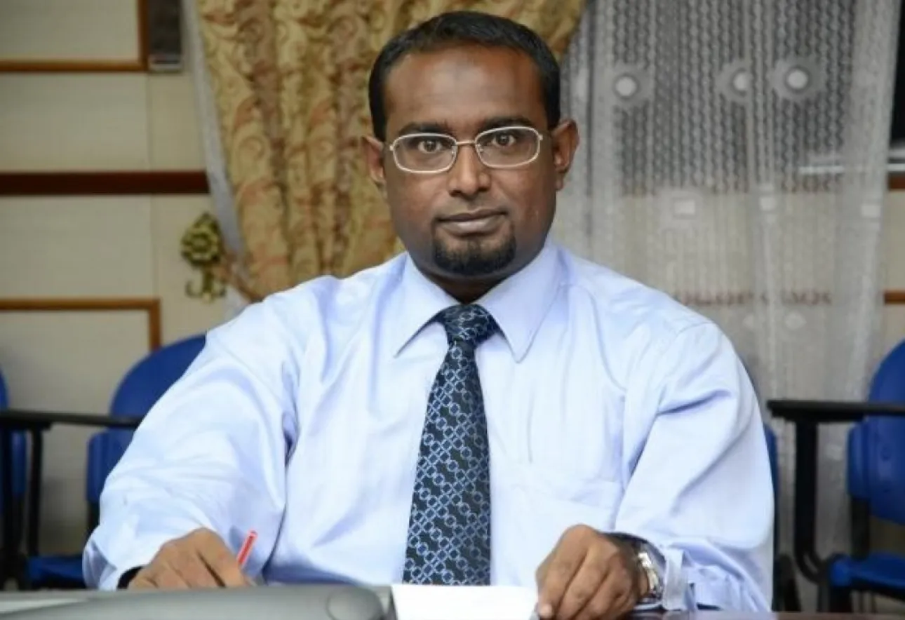 މއ. ސިގްމާ، އަލްއުސްތާޒު މުހައްމަދު މުޖުތާޒް