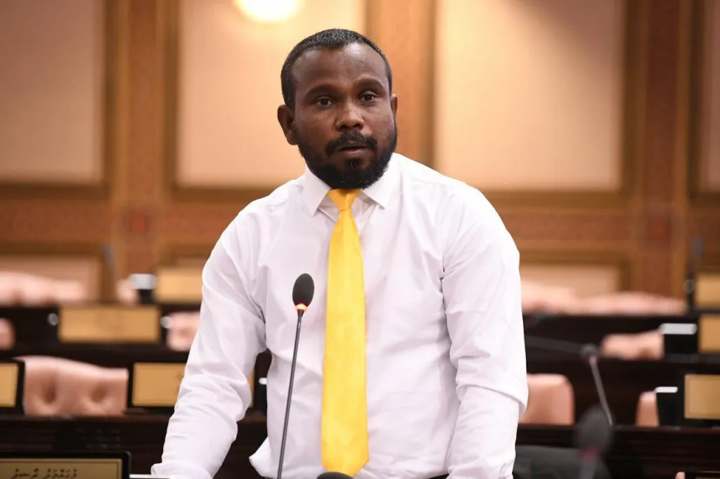 ޑިމޮކްރަސީގެ ބަފަޔަށް ހެދުނު މީހާ ނުލަފާ ދޮންބަފަޔަކަށް ވެއްޖެ: ރާޝިދު