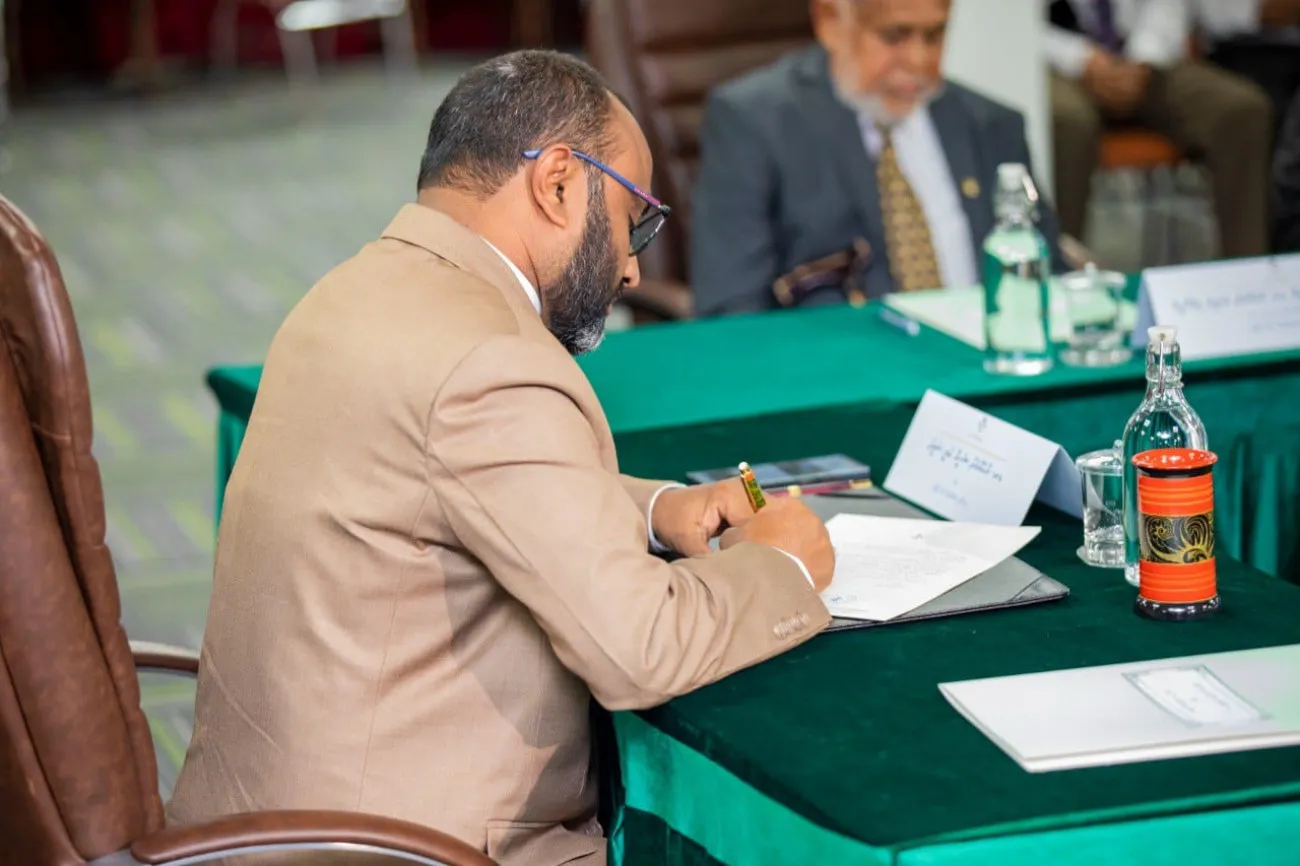 މިނިސްޓަރު ޝަހީމް ހަނދާ ބެހޭ ގަރާރުގައި ސޮއި ކުރައްވަނީ