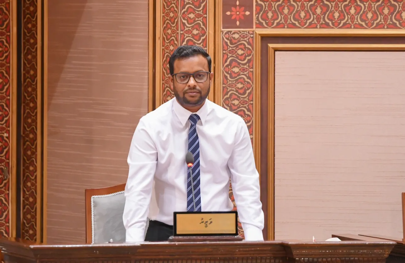 ގެދޮރުވެރިކަމާ ޢިމާރާތް ކުރުމާ ބެހޭ ވަޒީރު ޑރ. ޢަބްދުالله މުއްޠަލިބު: ފޮޓޯ/ މަޖިލިސް.