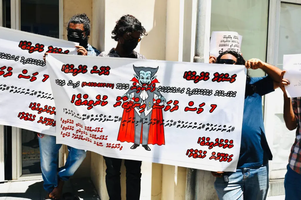 ސަޕްލަޔަރުންނަށް ފައިސާނުދޭތީ ފެނަކަ ކައިރީގައި މުޒާހަރާ ކުރަނީ