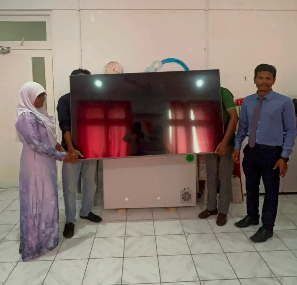 ހަނިމާދޫ ކައުންސިލުން އެރަށުގެ ޞިއްޙީ މަރުކަޒަށް ޓީވީއެއް ހަދިޔާކޮށްފި