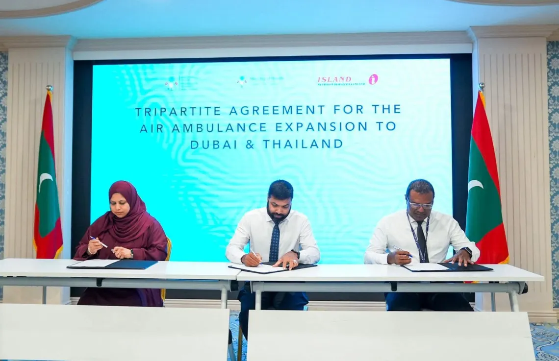 ތައިލެންޑާއި ދުބާއިއަށް އެއާ އެމްބިއުލާންސްގެ ހިދުމަތް ފުޅާކުރުމުގެ އެގްރިމެންޓުގައި ސޮއި ކުރުން-ފޮޓޯ: މޯލްޑިވިއަން