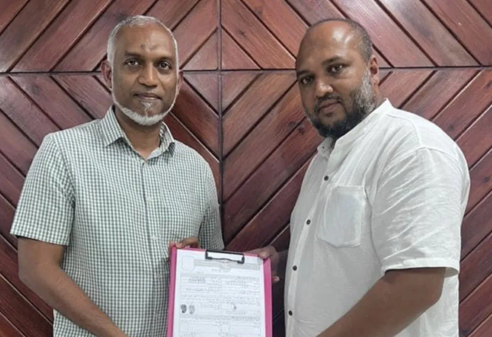 Newly elected Medhu Henveyru Dhaaira Councilor, Ahmed Rishwan, presenting his PNC Party form to President Dr. Muizzu