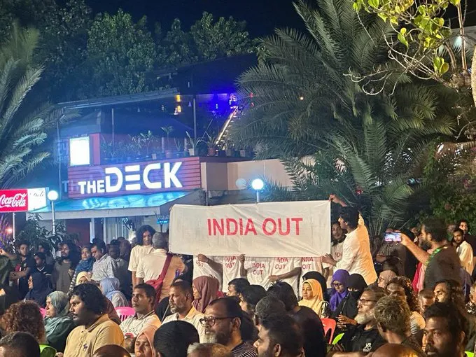 "އިންޑިއާ އައުޓް" ބެނާ ދެމީ ސަރުކާރުން ފޮނުވި ބައެއް؛ އެކަމަށް ތާއީދެއް ނުކުރަން: ދަ ޑިމޮކްރެޓްސް