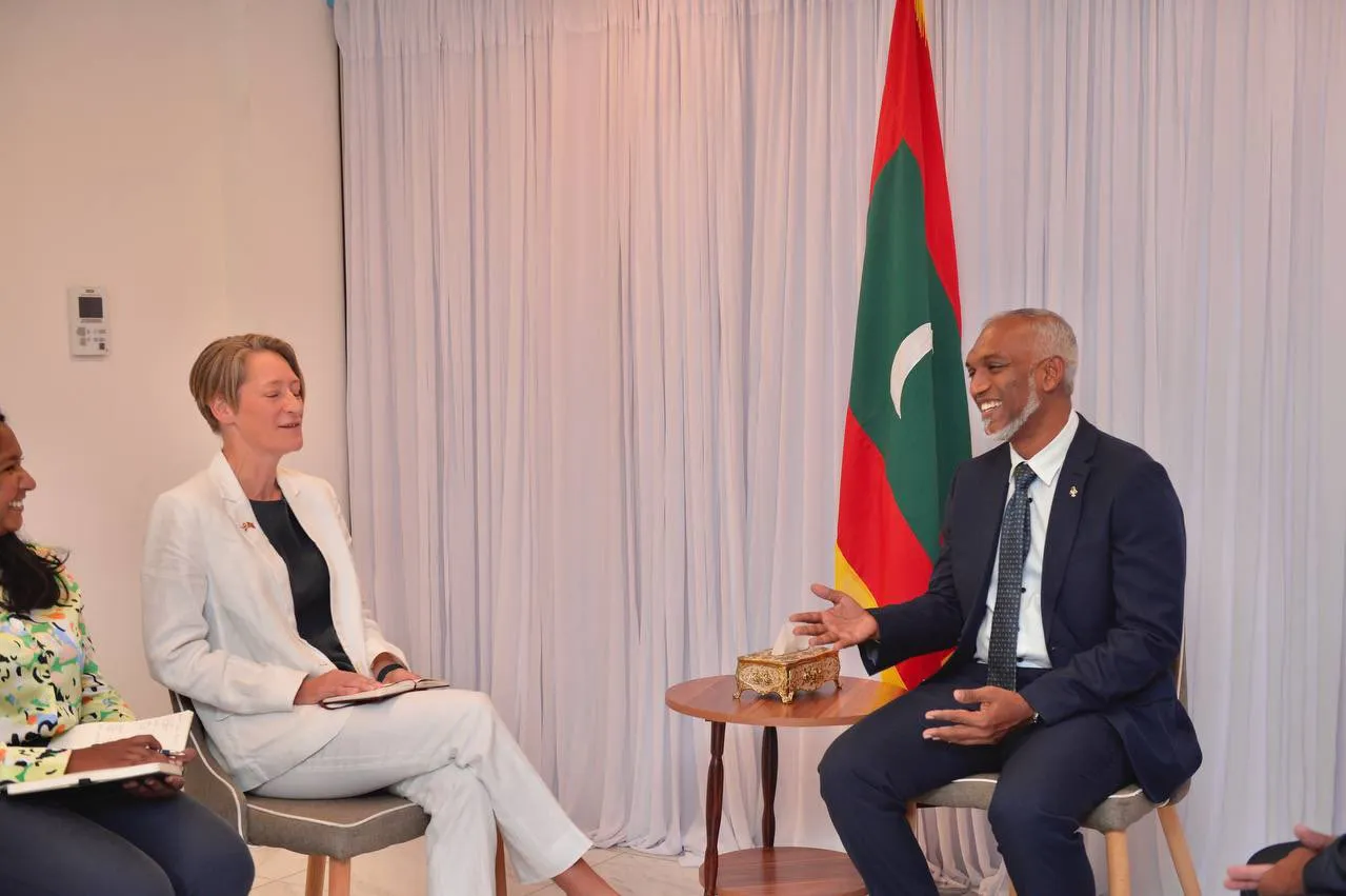 މުޢިއްޒު ބައްދަލުކުރެއްވި ފުރަތަމަ ޑިޕްލޮމޭޓަކަށް އިނގިރޭސި ސަފީރު!