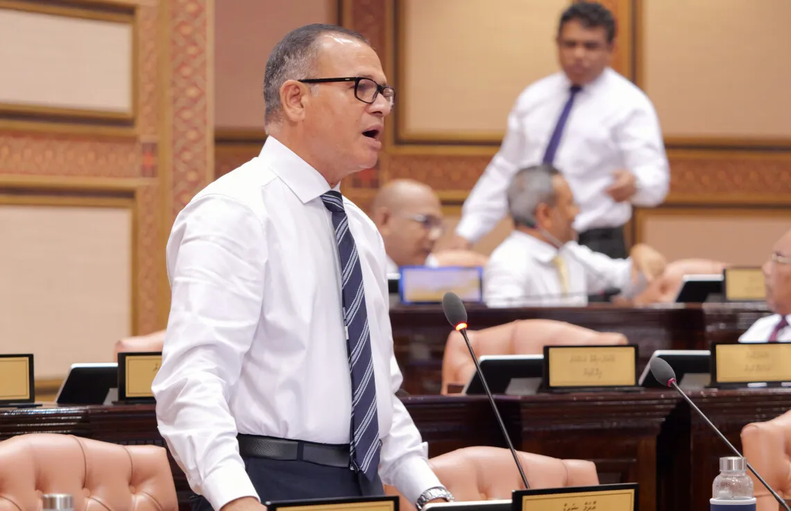 ސަރުކާރު މިދަނީ ނިމެން، ކުންފުނިތައް އޮތީ މަސައްކަތްތެރިންނަށް ދަރާފައި: އާދަމް ޝަރީފް