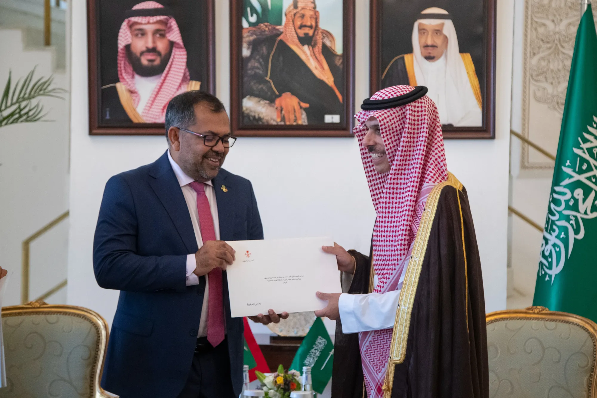 ވަޒީރު ޒަމީރު އަދި ސައުދީގެ ޚާރިޖީ ވަޒީރު އަމީރު ފައިސަލް ބިން ފަރުހާން-- ފޮޓޯ: މިނިސްޓްރީ
