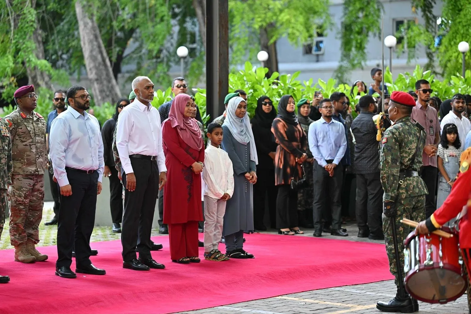 ސިފައިންގެ އަހަރީ ދުވަހުގެ ހިނގާލުން ރައީސްގެ ދެކަނބަލުން ބައްލަވާލެއްވުން -- ފޮޓޯ؛ ރައީސް އޮފީސް