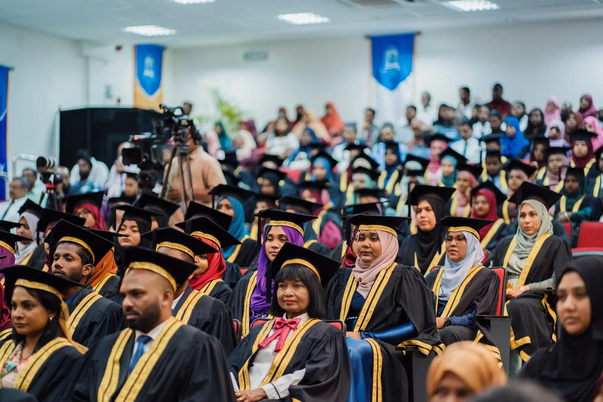 އެމްއެންޔޫ ގުރެޖުއޭޝަންގެ ތެރެއިން: ފޮޓޯ/ އެމްއެންޔޫ