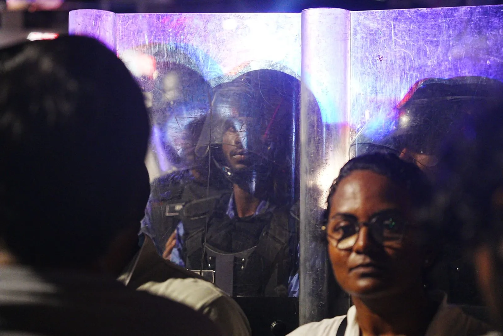 ވަކިވަކި އޮފިސަރުންނާއި އެ އޮފިސަރުންގެ ޢާއިލާއަށް ނަފުރަތު އުފެދޭގޮތަށް އަމަލު ހިންގާނަމަ ފިޔަވަޅު އަޅާނަން: ފުލުހުން