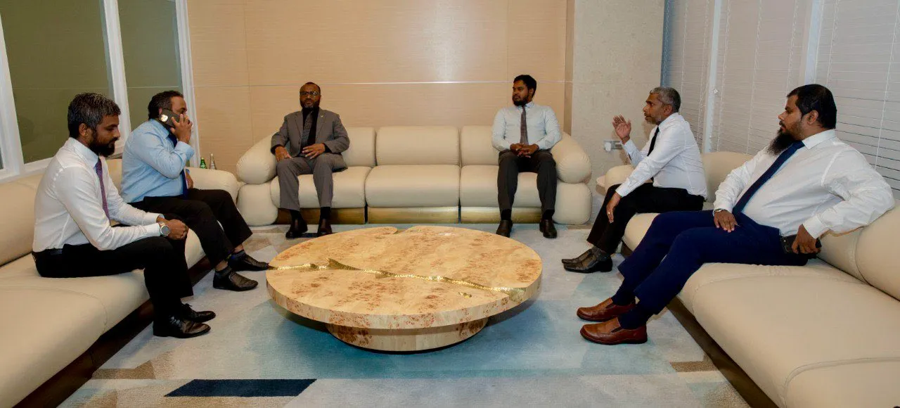 އޯ.އައި.ސީ ގެ 15 ވަނަ އިސްލާމިކް ސަމިޓުގައި ބައިވެރިވެވަޑައިގަތުމަށް، އިސްލާމީ ކަންތައްތަކާބެހޭ ވަޒީރު ޑރ.މުޙައްމަދު ޝަހީމް ގަމްބިއާ އަށް ވަޑައިގަތުން - ފޮޓޯ: އިސްލާމީ ކަންތައްތަކާ ބެހޭ ވުޒާރާ
