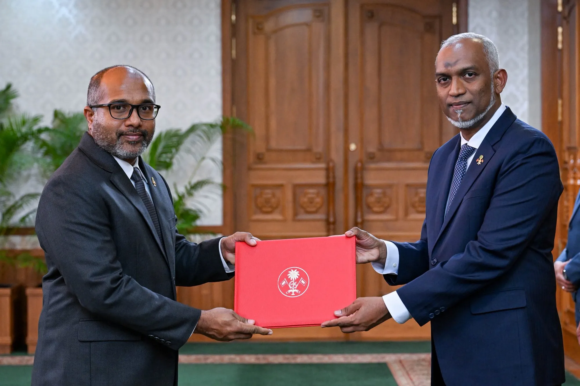 ވަޒީރު އަލީ އިހުސާން ރައީސް މުޢިއްޒާއެކު - ފޮޓޯ: ރައީސް އޮފީސް