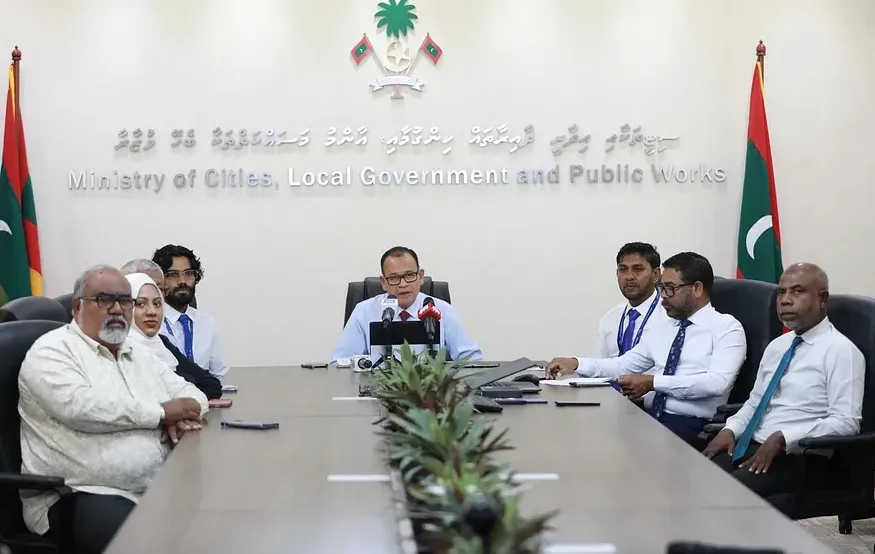 ލޯކަލް ގަވަމެންޓް މިނިސްޓްރީން ބޭއްވި ބައްދަލުވުމުގައި ކުރީގެ މިނިސްޓަރު އާދަމް ޝަރީފާއި އެ މިނިސްޓްރީގެ ބައެއް މުވައްޒަފުން ބައިވެރިވަނީ /ފޮޓޯ: ލޯކަލް ގަވަމެންޓް މިނިސްޓްރީ