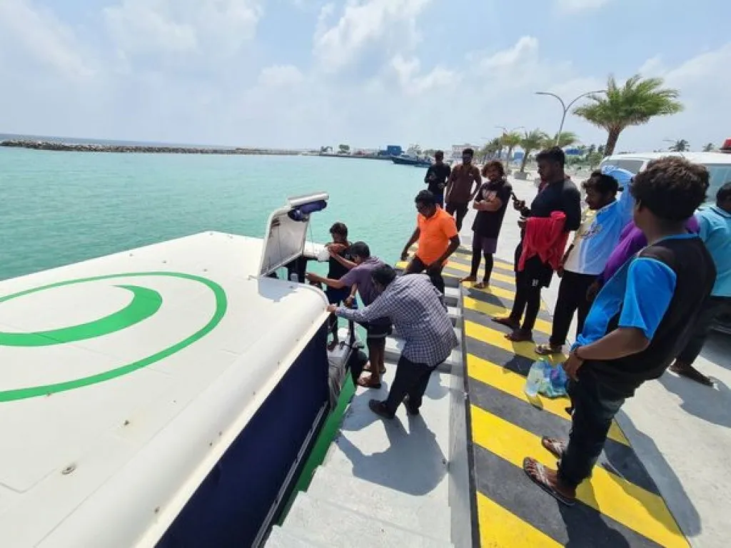 މިޔަރު ހަމަލާ ދީގެން ޒަހަމްވި މަސްވެރިޔާ އަވަސް ފަރުވާޔަށް ގެންދަނީ -- ފޮޓޯ/ މަސްވެރި އިހަވަންދޫ އެފްބީ ޕޯސްޓް