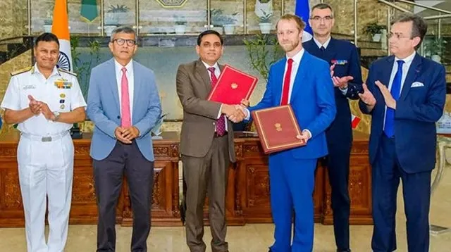 ޖެޓް ގަތުމަށް އިންޑިއާ އާއި ފްރާންސާ ދެމެދު އެއްބަސްވުމުގައި ސޮއިކުރުމަށްފަހު.. ފޮޓޯ: އިންޑިއަން އެކްސްޕްރެސް