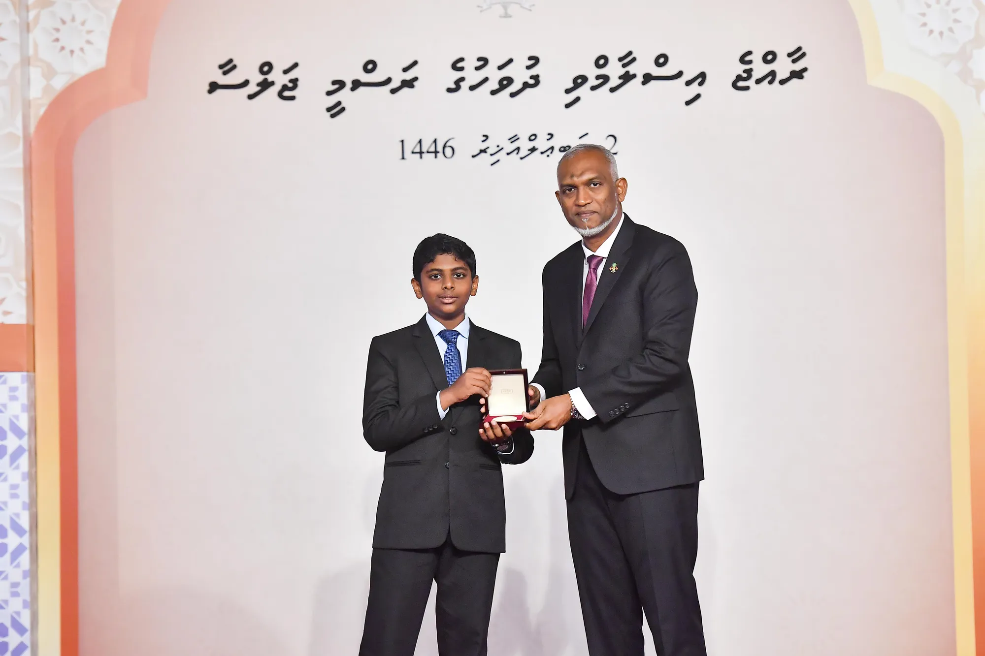 ރައީސް ޑރ.މުޢިއްޒު، ހާފިޒްކަމުގެ ސަނަދު ހާސިލްކުރެއްވި ބޭފުޅަކަށް އިނާމު ދެއްވަނީ-- ފޮޓޯ: ރައީސް އޮފީސް