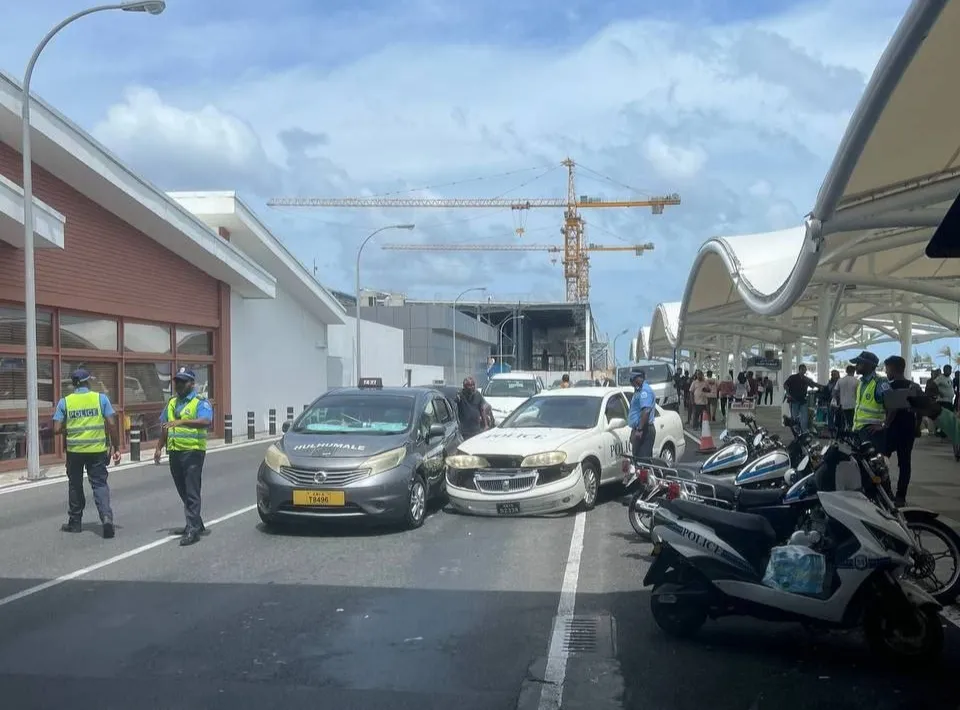 ފުލުހުންގެ ކާރަކާއި ޓެކްސީއެއް ޖެހި އެކްސިޑެންޓެއް ހިނގައިފި