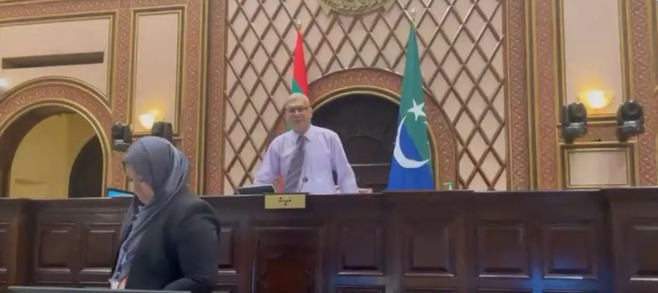 ނަޝީދު ވަކިކުރާ ޖަލްސާގެ ރިޔާސަތު ބަލަހައްޓަން ޝަރީފު، އީވާ ނުފޭބި!