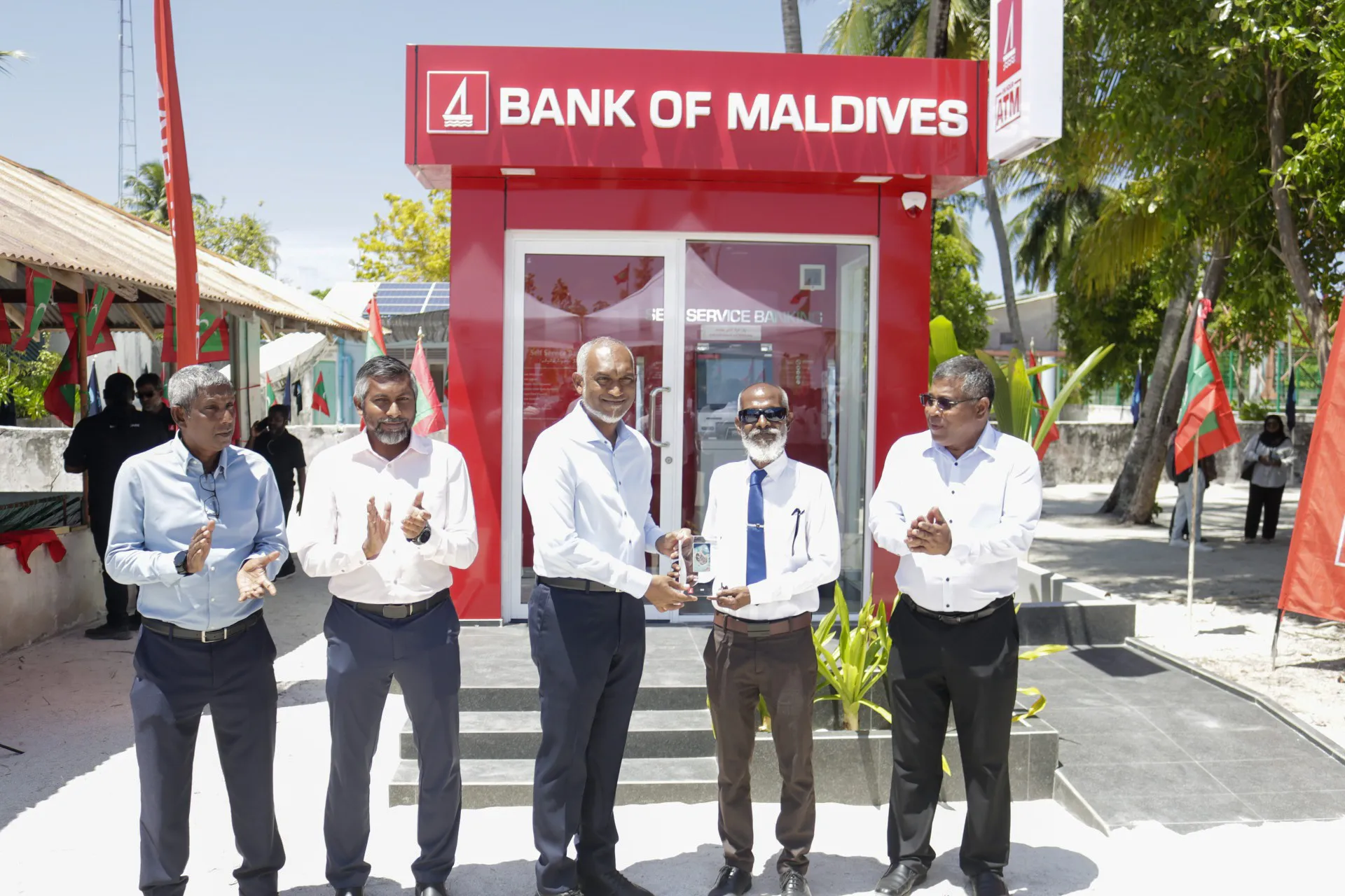 ބީއެމްއެލްއިން ވ. އަތޮޅުގެ މީހުން ދިރިއުޅޭ ހުރިހާ ރަށެއްގައި އޭޓީއެމްގެ ޚިދުމަތް ގާއިމުކޮށްފި