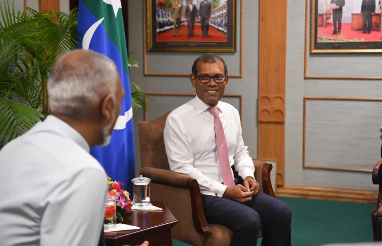 ކުރީގެ ރައީސް ނަޝީދު ރައީސް މުޢިއްޒުއާ ބައްދަލުކުރައްވަނީ: ފޮޓޯ/ ރައީސް އޮފޫސް