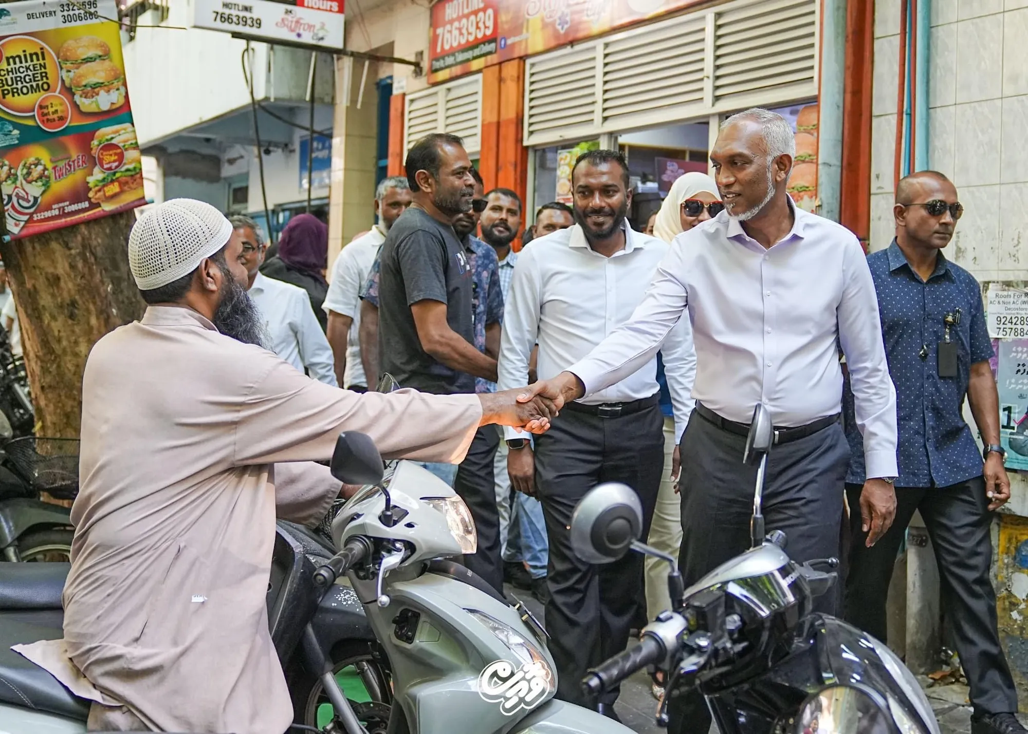 އިއްޔެ ކުރިއަށްދިޔަ ދޮރުން ދޮރަށް ކެންޕެއިންގެ ތެރެއިން— ފޮޓޯ / ވޮއިސް