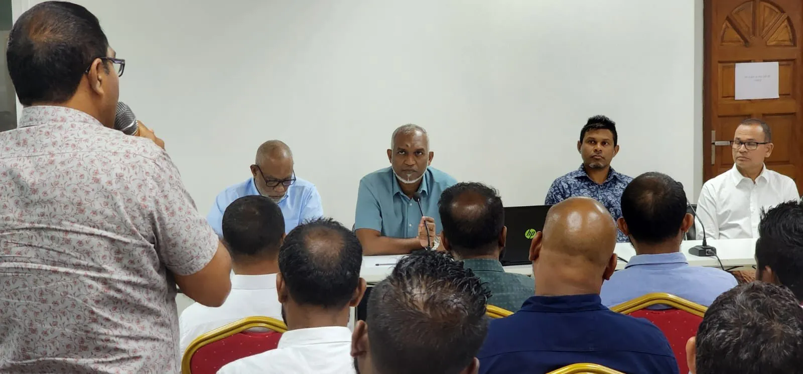 މަޖިލިސް ޕްރައިމަރީ ކާމިޔާބު ކުރެއްވި ބޭފުޅުންނާއި ރައީސް ޑރ.މުއިއްޒު ބައްދަލުކުރައްވަނީ-- ފޮޓޯ: ޕީޕީއެމް